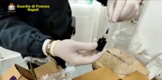 Portici, sequestrati oltre 22mila tra cosmetici e mascherine pericolosi portici sequestro finanza