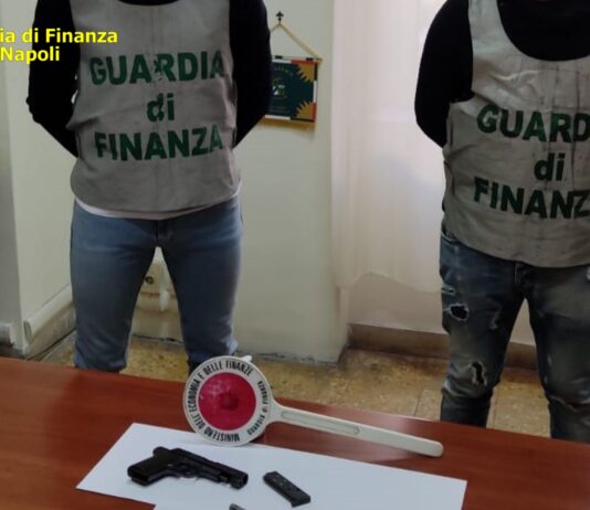 guardia di finanza pistola napoli