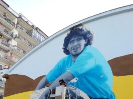 Gragnano hub regala un'altro murale alla Città della pasta. Questa volta si rappresenta Maradona