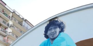 Gragnano hub regala un'altro murale alla Città della pasta. Questa volta si rappresenta Maradona