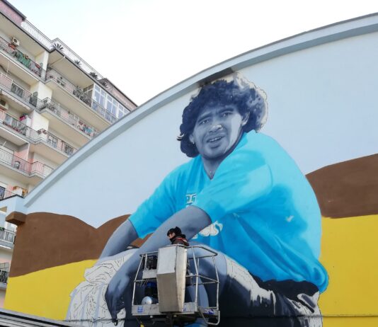 Gragnano hub regala un'altro murale alla Città della pasta. Questa volta si rappresenta Maradona