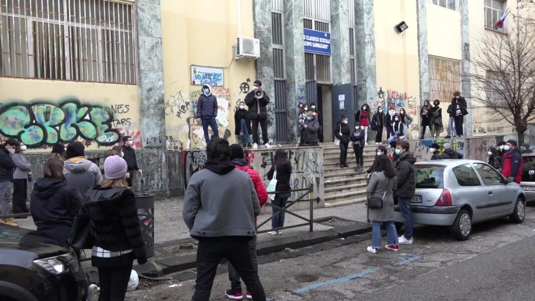 Napoli scuola nel caos