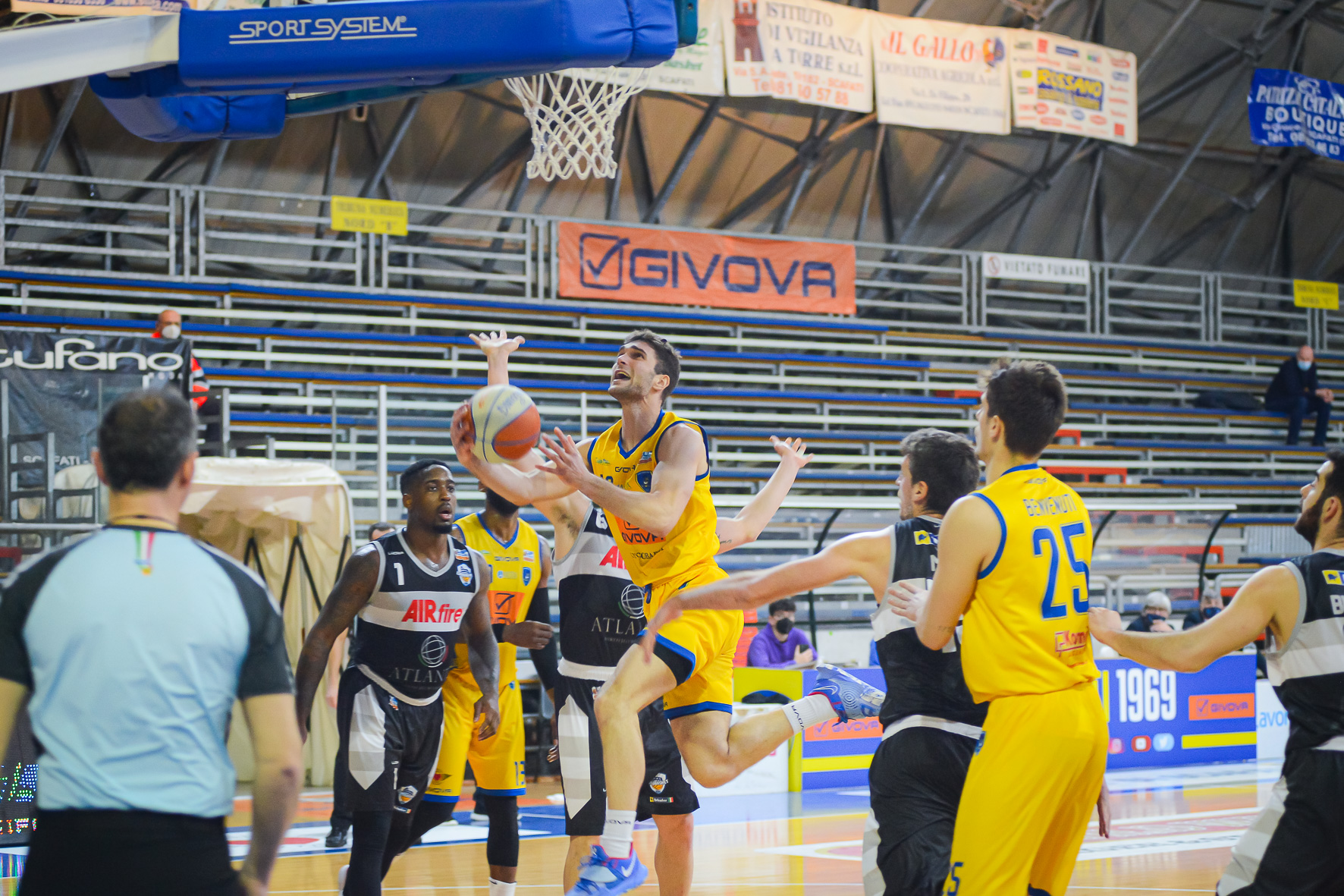 Rossato in sottomano contro Atlante Roma