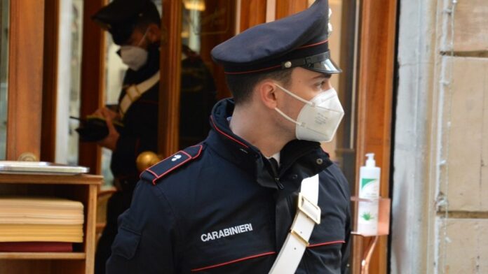 controlli-carabinieri-chiuso-bar