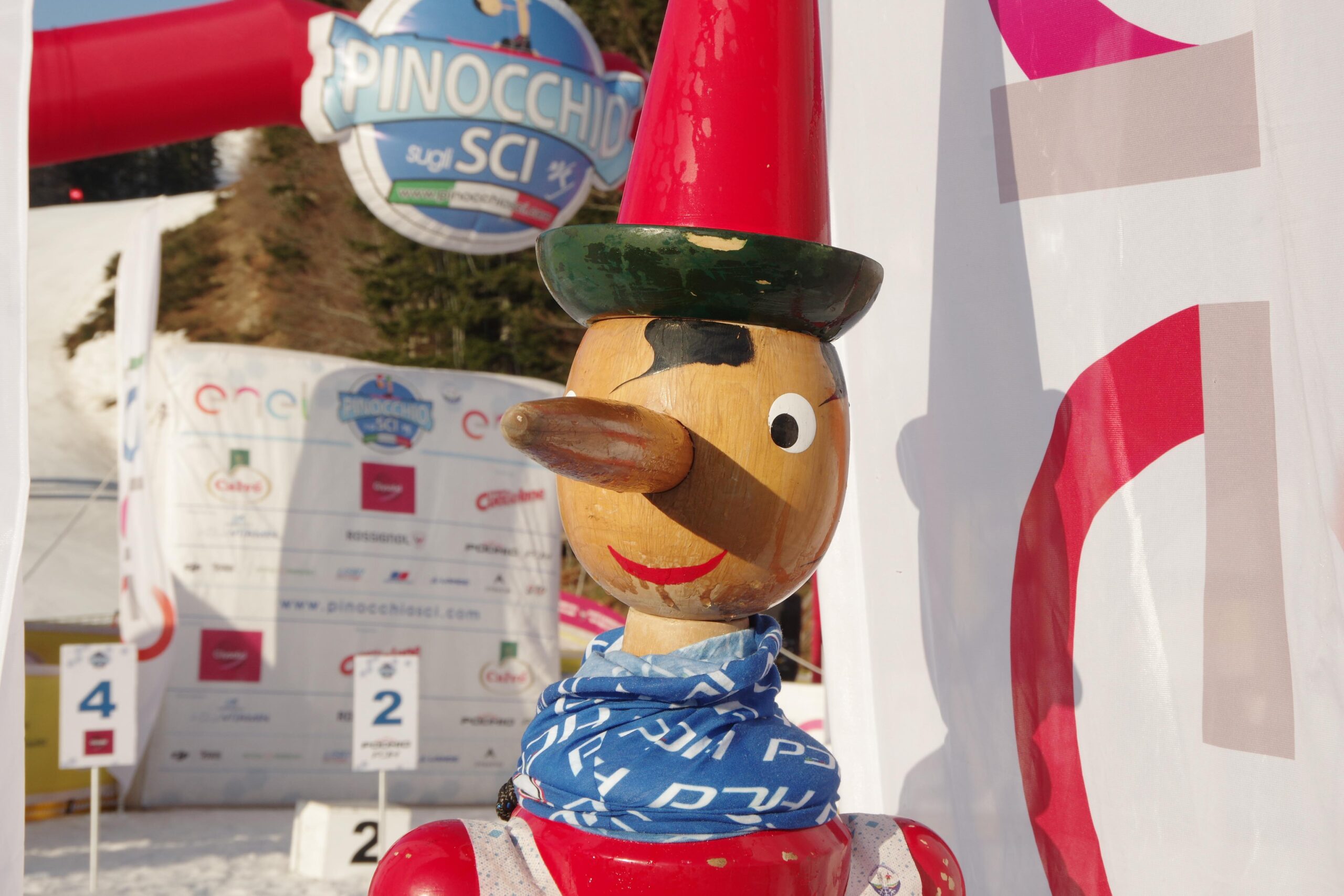 Due stelle brillano nella squadra del Comitato Campano alla finale Nazionale del “Pinocchio sugli sci” che si sono appena conclusi all’Abetone (PT). Sono Ginevra di Pasquale e Giada d’Antonio che hanno conquistato le medaglie d’oro, nelle categorie ‘under 9’ e ‘under 12’, della più importante manifestazione sciistica per i giovani atleti dagli 8 ai 16 anni. Ginevra di Pasquale, del 3000 ski race, ha vinto nella categoria dei baby 1, (nati nel 2012) al suo debutto ad una manifestazione nazionale. La piccola atleta di Rivisondoli, alla vigilia della 39° edizione della finale nazionale, si era anche aggiudicata l’oro nella gara che tradizionalmente precede il Pinocchio il Trofeo Fabio Danti. Un’altra medaglia d’oro alla finale nazionale del “Pinocchio sugli sci” nella categoria cuccioli 2 (under12) l’ha vinta Giada d’Antonio dello sci club Vesuvio, nel secondo giorno della kermesse. Per lei vincere la finale nazionale del Pinocchio, ormai, non è una novità. Infatti, ha ottenuto l’oro nel 2018 nella categoria baby 1 e nel 2019 nei baby 2 e le manca quella del 2020, ma forse solo perché la finale non si è disputata a causa dell’emergenza COVID. Da segnalare il 5° posto nella categoria ragazzi nel gigante di Semire Dauti dello sci club Aremogna a solo un decimo di secondo dalla quarta classificata e di Anthony d’Antonio dello sci club Vesuvio nello slalom che hanno sfiorato la possibilità di entrare nella rosa dei primi 4, quelli che hanno conquistato di diritto di far parte del Team Italia che partecipa alla fase internazionale. La squadra del Comitato Campano era composta da 52 atleti qualificatisi nelle selezioni regionali, tra i quali, ben 16 hanno conquistato posizioni tra i primi 15 di tutte le categorie in gara (dagli under9 agli under16) nell’evento che mette in competizione 1.500 sciatori provenienti da tutta Italia. Tra loro ci sono da segnalare tre atleti del SAI Napoli Giovanni Rossiello (5° - cuccioli 1), Gaetano Cantalupo (6° - Cuccioli 2), Laura Grande Giacomelli (8° - cuccioli 1) e Luigi Attanasio dello sci club Settecolli (8° in slalom – Ragazzi). Si sono piazzati all’11° posto Andrea Barbarossa dello sci club Napoli (baby1), Paolo Stromsather (baby 2) e Francesco Marasco (nel Gigante allievi). Sono arrivati 13° in classifica, Dafne Colantoni del 3000 Ski race (baby 1), Lorenza Sommella dello sci club Napoli e Lorenzo d’Acunto del SAI (baby2) e Chiara Sarubbi del Sai, sia nel Gigante, sia nello speciale. Infine, nei primi 15 del gigante allievi è arrivata Carlotta Caloro dello sci club Napoli.