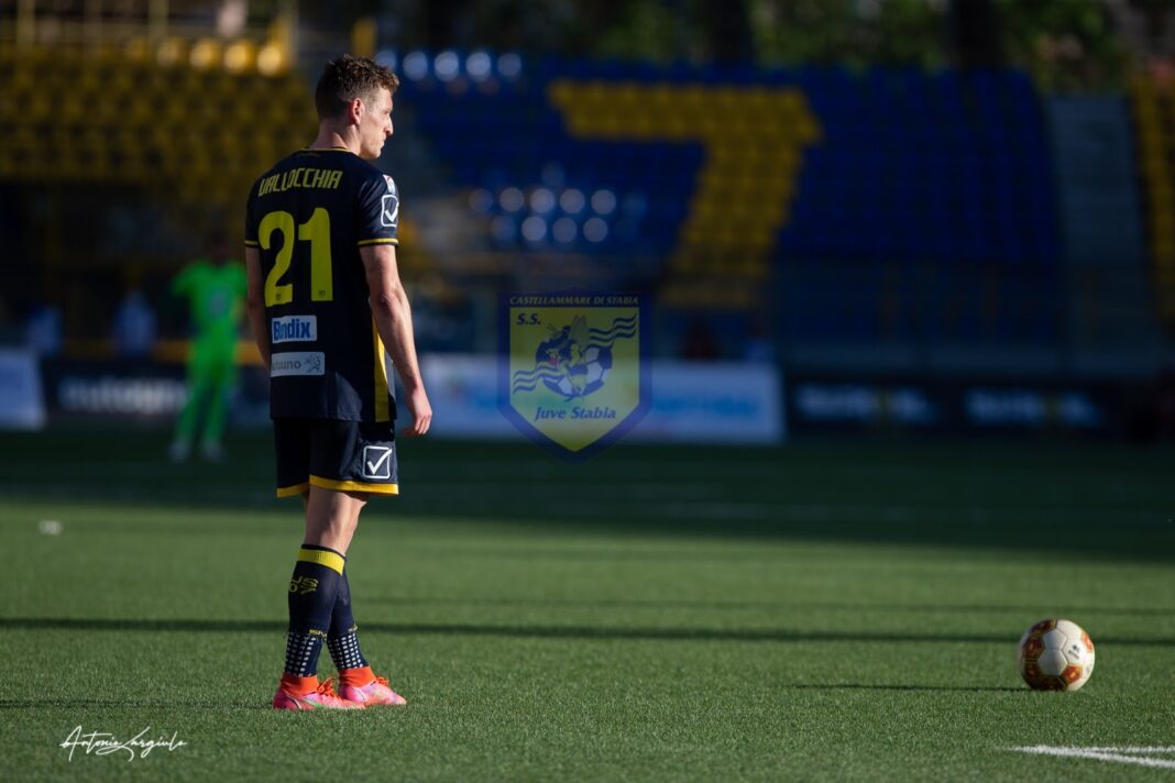 La sfida play off al Menti vede le vespe stabiesi pareggiare contro la Casertana