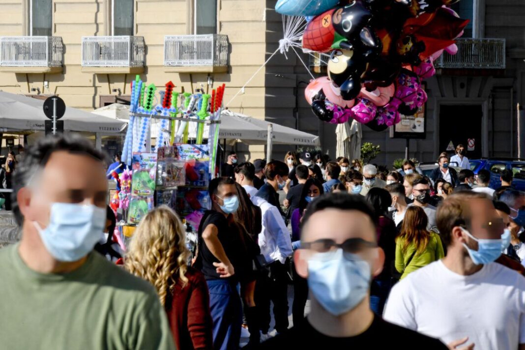 napoli in strada con mascherina