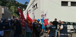 Castellammare, tre ore di sit-in sulla statale sorrentina per gli operai Fincantieri