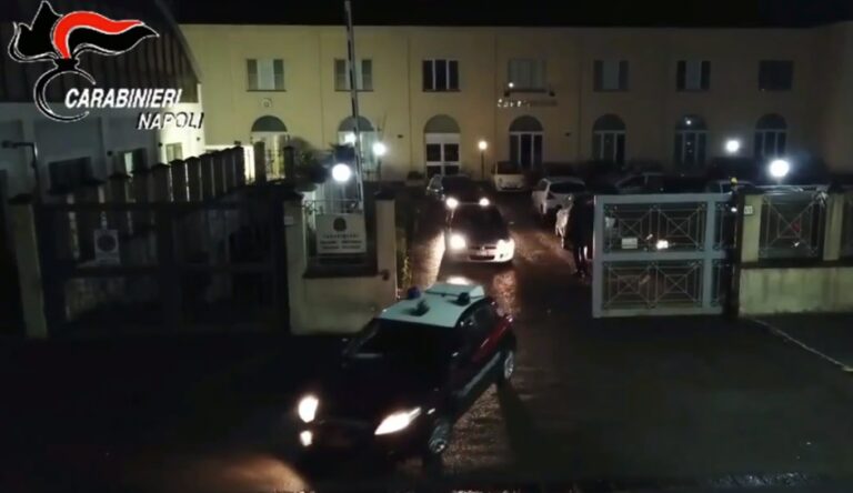 Secondo raid incendiario in pochi giorni a Castellammare di Stabia: danneggiato l’ingresso di un bar