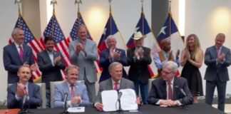 Greg Abbott firma la legge elettorale del Texas Con la Senate Bill 1 è più difficile esprimere voti fraudolenti