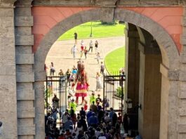 La piccola Amal al Museo e Real Bosco di Capodimonte. La marionetta gigante continua il suo viaggio