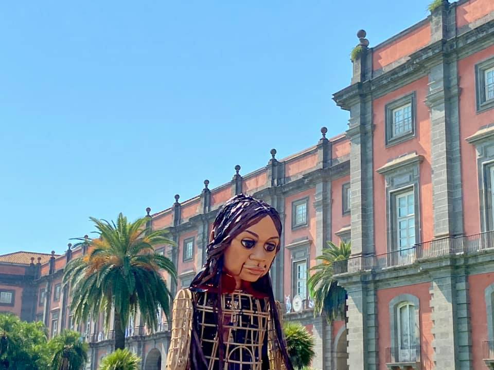 La piccola Amal al Museo e Real Bosco di Capodimonte. La marionetta gigante continua il suo viaggio