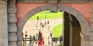 La piccola Amal al Museo e Real Bosco di Capodimonte. La marionetta gigante continua il suo viaggio
