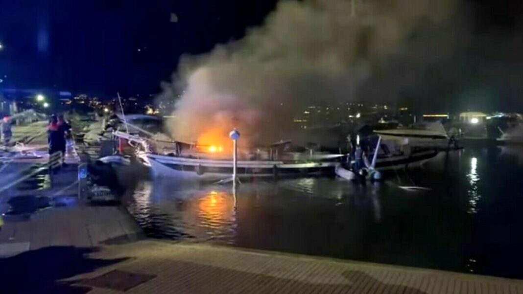 castellammare barca fiamme marina di stabia