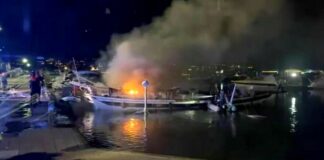 castellammare barca fiamme marina di stabia