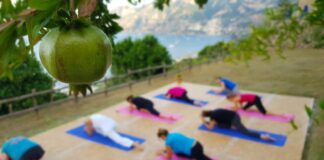 Praiano, cuore della Costiera Amalfitana, sede del primo appuntamento italiano per lo yoga diffuso