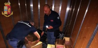 Napoli, Secondigliano: sorpresi con 250 kg di tabacchi lavorati esteri, arrestati