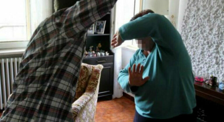 Qualiano, lite in famiglia: arrestato 38enne, picchiava e minacciava la madre