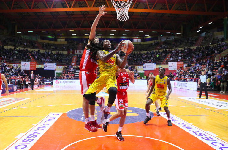 Primo stop in campionato della Givova Scafati. A Forlì finisce 74-64