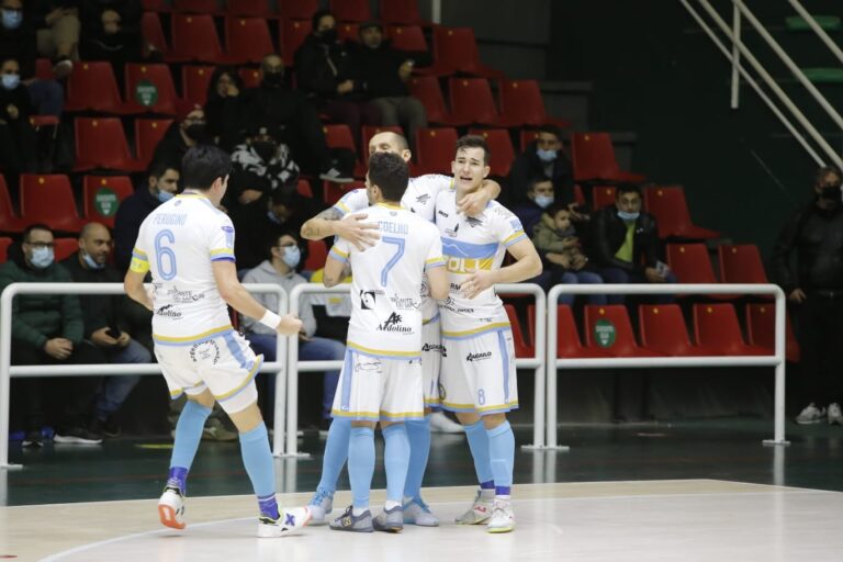 Il Napoli vince un altro derby, poker azzurro al Pala Del Mauro