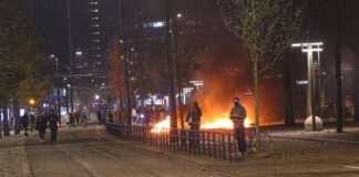 Proteste a Rotterdam. Caos in città, la polizia esplode alcuni colpi. Ci sono feriti