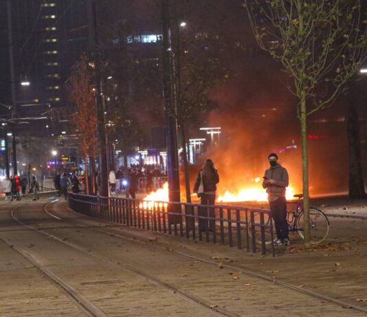 Proteste a Rotterdam. Caos in città, la polizia esplode alcuni colpi. Ci sono feriti
