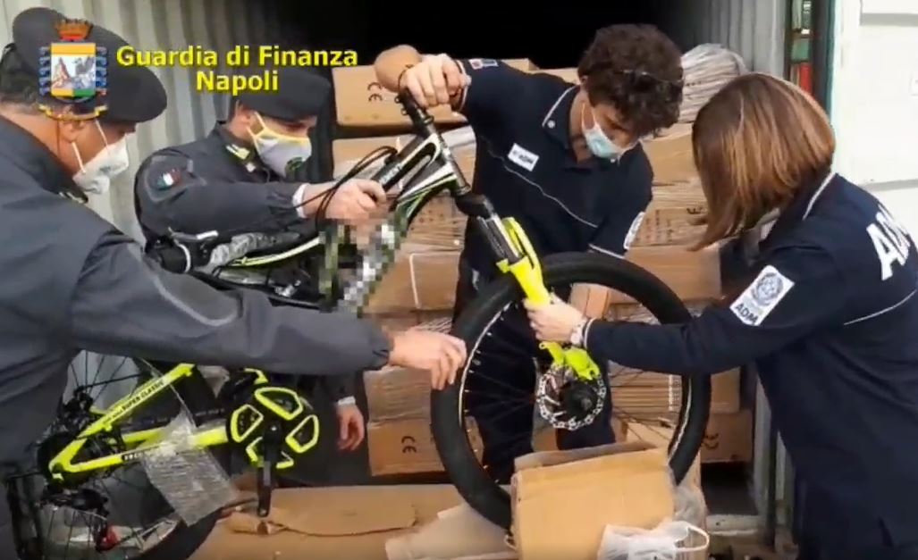 guardia-di-finanza-biciclette-contraffatte-napoli