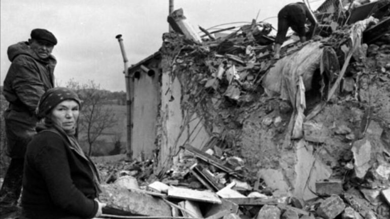 23 novembre 1980: il boato del terremoto arrivò, terribile e la terra tremò in Campania 23 novembre 1980: il boato del terremoto arrivò, terribile e la terra tremò in Campania