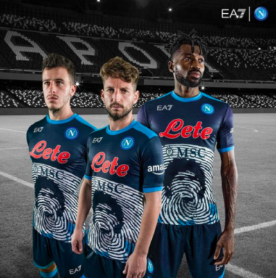 Ecco la maglia celebrativa del Napoli in ricordo di Diego Armando Maradona. Previsti 1926 esemplari limited edition