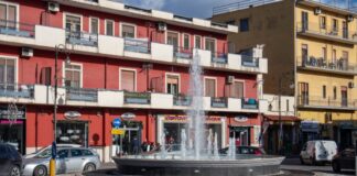 Inaugurata la fontana del cavalcavia Longobardi: Il restyling è stato finanziato dalla famiglia Longobardi