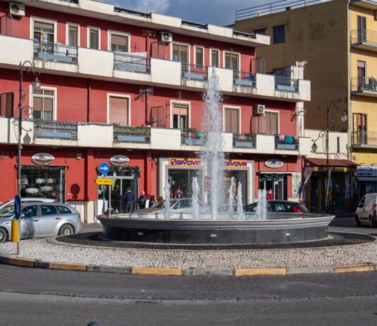 Inaugurata la fontana del cavalcavia Longobardi: Il restyling è stato finanziato dalla famiglia Longobardi