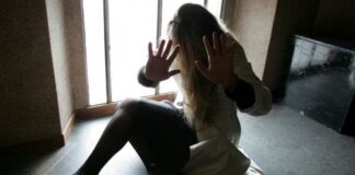 Aggredisce la compagna incinta a calci, pugni e morsi: choc a Pozzuoli. Arrestato 27enne