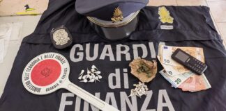 Salerno, spaccia droga e getta gli involucri: arrestato 20enne