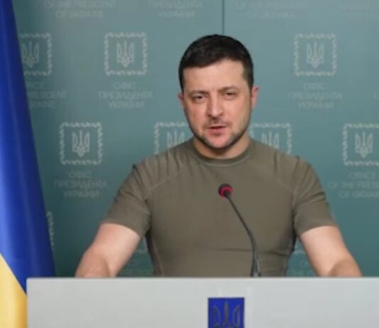 Dalla terza guerra mondiale all'Olocausto, Zelensky continua a spararle grosse