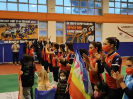 I bambini dell’Oplonti Volley sfilano per dire “no” alla Guerra