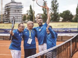 Sabato 26 e domenica 27 marzo, sull’isola di Capri, si svolgeranno gli incontri valevoli per la 1ª tappa del Circuito Nazionale dei tornei di tennis FISDIR (Federazione Italiana Sport Paralimpici degli Intellettivo Relazionali). L’evento ha richiamato 11 società da tutto il territorio nazionale: ACSD Arcobaleno, ASD Aole, ASHD Novara, ASPEA Padova, Cobisi Team, Nuovo Circolo Tennis Rovereto, Polisportiva Gymnica Potenza, Pol.Ha. Biellese, Polisportiva Hyperion, Tennis Club Capri e Tennis Senza Barriere. In totale saranno 29 gli atleti partecipanti, con tornei riservati agli atleti Open, C21 (sindrome di Down) e Promozionali, in un evento organizzato con la collaborazione del Tennis Club Capri. «I buoni dati raccolti – analizza Vincenzo Morgante, Referente Tecnico Nazionale del tennis FISDIR – sono frutto di un lavoro che dura da mesi e della scelta di diversificare le location che ospitano le tappe del Circuito. Quella di Capri, infatti, si svolge in una Regione in cui non si sono mai svolte manifestazioni di tennis e che viene inoltre promossa da una società neo affiliata. Le difficoltà logistiche legate al dover portare i partecipanti su un’isola sono state brillantemente superate dal grande lavoro del Tennis Club Capri, che ha saputo coinvolgere diverse realtà del territorio al fine di permettere ai nostri atleti di trovarsi nelle migliori condizioni possibili, nonostante ci troviamo in bassa stagione. La promozione della disciplina sul territorio – prosegue Morgante – partirà con il nostro torneo, mentre, sul lungo periodo, beneficerà del lavoro del Tennis Club Capri e dei suoi atleti, alla prima partecipazione alle nostre gare». Il movimento tennistico è appena al primo evento, ma volge lo sguardo ai prossimi mesi. «Abbiamo già sei tappe confermate, le prime ci aiuteranno anche a preparare i due eventi internazionali in calendario, come i Mondiali di giugno in Repubblica Ceca per gli atleti con sindrome di Down e i VIRTUS European Regional Games di luglio, a Cracovia, per gli Open». FORMAZIONE – Prende il via non solo la parte giocata. Seguendo le linee guida del protocollo d’intesa in essere tra FIT e FISDIR, la FederTennis organizzerà tre corsi di specializzazione per istruttore di tennis riservato a Maestri della FIT per atleti con disabilità intellettivo relazionale. Ad aprile (Lombardia), giugno (Lazio) e settembre (Sicilia) lo stesso Morgante, insieme a Peppe Cobisi e una psicologa che sarà messa a disposizione da FISDIR, saranno parte attiva del percorso di formazione. Con loro, alcuni tennisti FISDIR si metteranno a disposizione dei tecnici per la parte pratica prevista nelle dodici ore del corso.