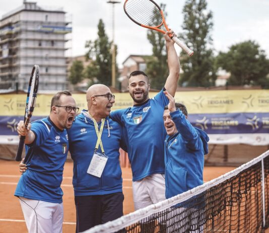 Sabato 26 e domenica 27 marzo, sull’isola di Capri, si svolgeranno gli incontri valevoli per la 1ª tappa del Circuito Nazionale dei tornei di tennis FISDIR (Federazione Italiana Sport Paralimpici degli Intellettivo Relazionali). L’evento ha richiamato 11 società da tutto il territorio nazionale: ACSD Arcobaleno, ASD Aole, ASHD Novara, ASPEA Padova, Cobisi Team, Nuovo Circolo Tennis Rovereto, Polisportiva Gymnica Potenza, Pol.Ha. Biellese, Polisportiva Hyperion, Tennis Club Capri e Tennis Senza Barriere. In totale saranno 29 gli atleti partecipanti, con tornei riservati agli atleti Open, C21 (sindrome di Down) e Promozionali, in un evento organizzato con la collaborazione del Tennis Club Capri. «I buoni dati raccolti – analizza Vincenzo Morgante, Referente Tecnico Nazionale del tennis FISDIR – sono frutto di un lavoro che dura da mesi e della scelta di diversificare le location che ospitano le tappe del Circuito. Quella di Capri, infatti, si svolge in una Regione in cui non si sono mai svolte manifestazioni di tennis e che viene inoltre promossa da una società neo affiliata. Le difficoltà logistiche legate al dover portare i partecipanti su un’isola sono state brillantemente superate dal grande lavoro del Tennis Club Capri, che ha saputo coinvolgere diverse realtà del territorio al fine di permettere ai nostri atleti di trovarsi nelle migliori condizioni possibili, nonostante ci troviamo in bassa stagione. La promozione della disciplina sul territorio – prosegue Morgante – partirà con il nostro torneo, mentre, sul lungo periodo, beneficerà del lavoro del Tennis Club Capri e dei suoi atleti, alla prima partecipazione alle nostre gare». Il movimento tennistico è appena al primo evento, ma volge lo sguardo ai prossimi mesi. «Abbiamo già sei tappe confermate, le prime ci aiuteranno anche a preparare i due eventi internazionali in calendario, come i Mondiali di giugno in Repubblica Ceca per gli atleti con sindrome di Down e i VIRTUS European Regional Games di luglio, a Cracovia, per gli Open». FORMAZIONE – Prende il via non solo la parte giocata. Seguendo le linee guida del protocollo d’intesa in essere tra FIT e FISDIR, la FederTennis organizzerà tre corsi di specializzazione per istruttore di tennis riservato a Maestri della FIT per atleti con disabilità intellettivo relazionale. Ad aprile (Lombardia), giugno (Lazio) e settembre (Sicilia) lo stesso Morgante, insieme a Peppe Cobisi e una psicologa che sarà messa a disposizione da FISDIR, saranno parte attiva del percorso di formazione. Con loro, alcuni tennisti FISDIR si metteranno a disposizione dei tecnici per la parte pratica prevista nelle dodici ore del corso.