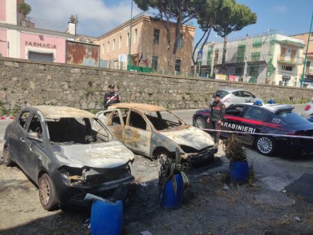 Torre del Greco incendio auto carabinieri