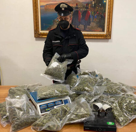 torre annunziata carabinieri marijuana