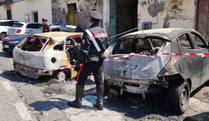 Torre del Greco incendio auto carabinieri