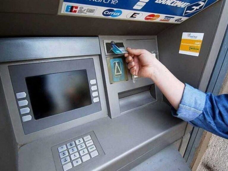 Caserta, carte bancomat clonate: arrestate due donne