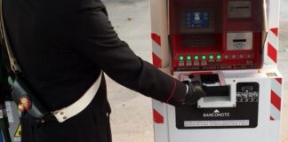 Prova a portare via la cassa del distributore Esso: arrestato 30enne ad Ottaviano distributore esso carabinieri ottaviano