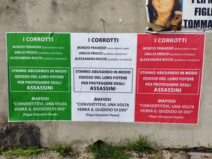 manifesti contro i giudici torre annunziata