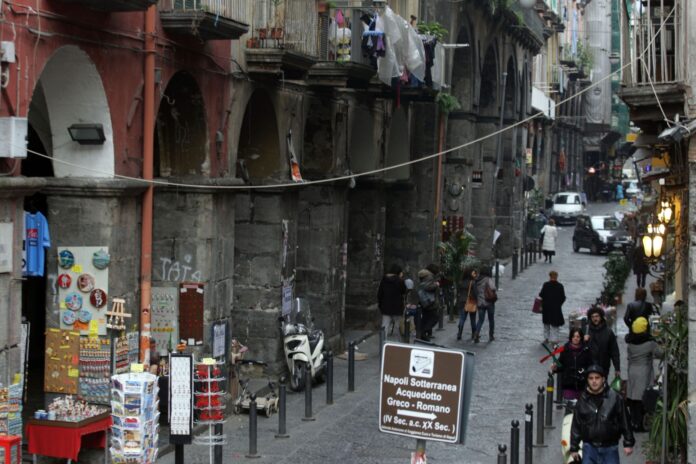 investe donna turista napoli via tribunali