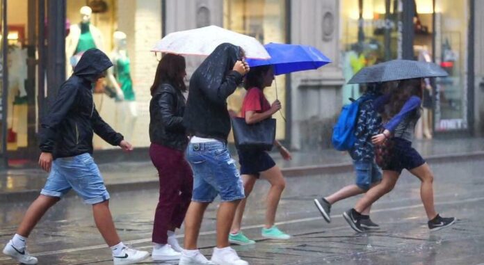 Campania, meteo di ferragosto: scatta l’allerta gialla per temporali e rischio idrogeologico