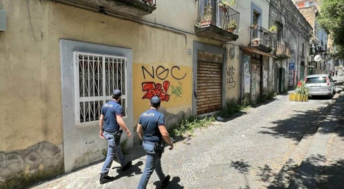 napoli sfregiate con acido polizia