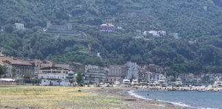 Castellammare, i lidi privati costano troppo: via ai tuffi in villa comunale nonostante il divieto castellammare tuffi villa comunale