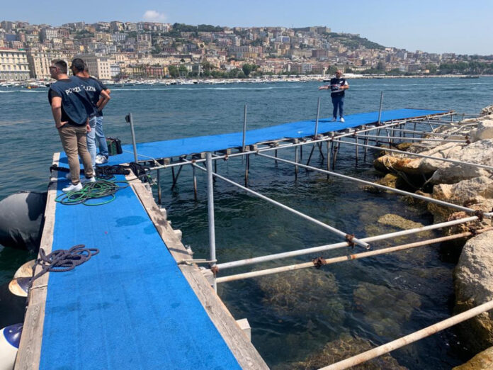 napoli mergellina pontile abusivo
