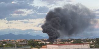 Boscoreale, incendio in un ex capannone industriale: nube nera avvolge il Vesuviano boscoreale incendio ex capannone