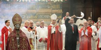 A Napoli si ripete il prodigio: San Gennaro ha sciolto il sangue alle 9 e 27